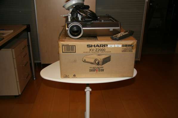Проектор sharp XV-Z2000 с экраном 300 на 300мм