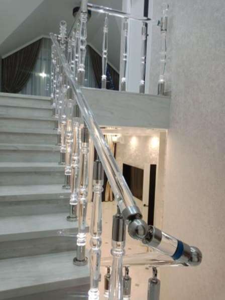 Акриловые ограждения и перила для лестниц в Краснодаре фото 3
