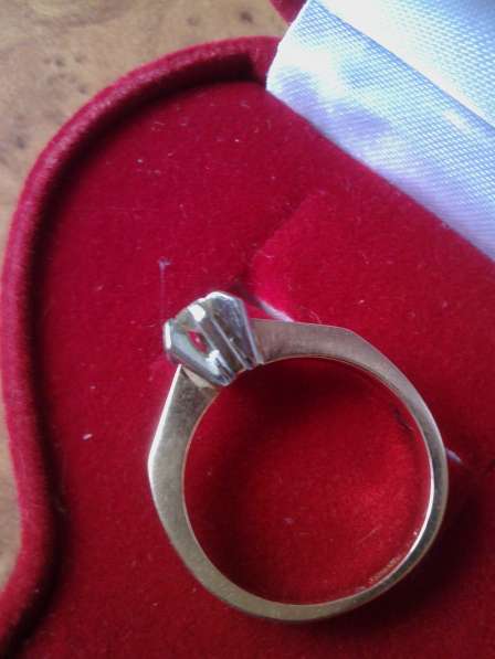 Продам кольцо с бриллиантом в Кемерове