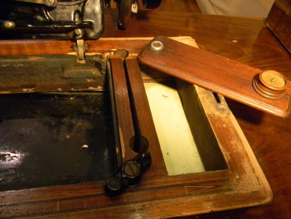 Швейная машинка "PFAFF", антикварн.,до 1908г. и коробка запч в фото 7