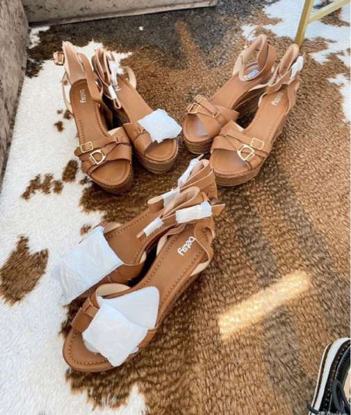 Босоножки женские на танкетке в Екатеринбурге