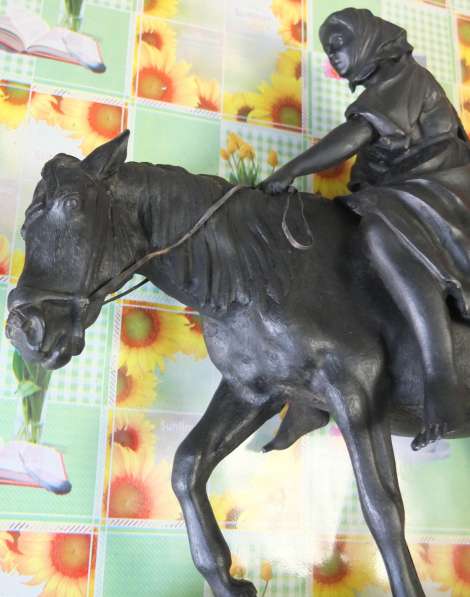 Чугунная скульптура Крестьянка с граблями на лошади, Касли в Ставрополе фото 5
