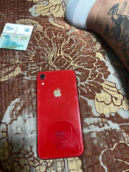Продам iPhone XR red