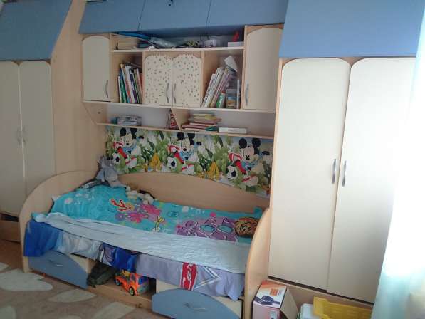 Детская мебель: кровать, 2 шкафа, полка в фото 3