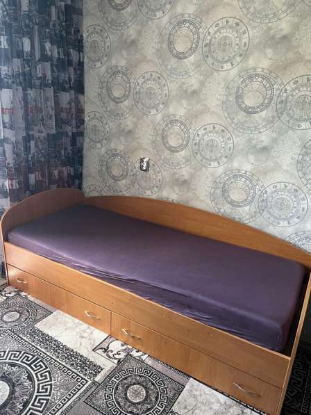 Односпальная кровать с матрасом