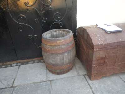 Старинная деревянная бочка