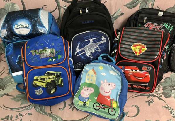 Рюкзаки пакетом, пеналы, шапка lassie