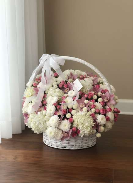 Шикарный букет цветов в корзине