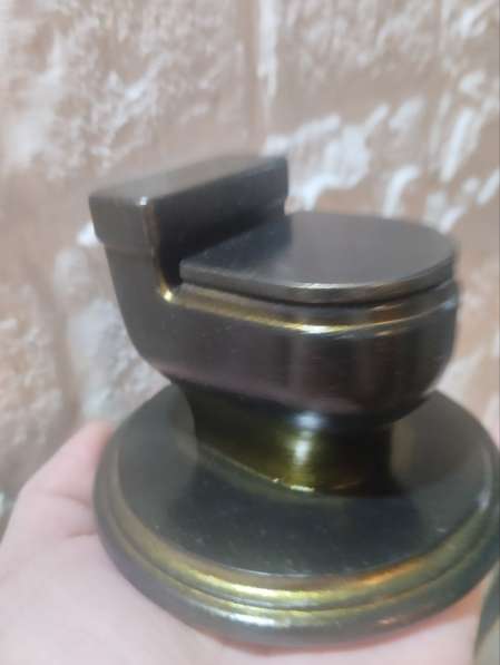 Миниатюрная инсталляция«Унитаз» в Москве