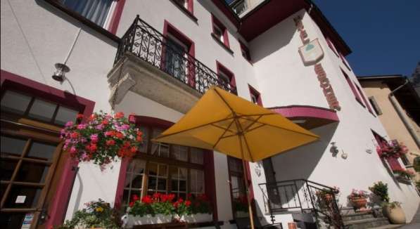 Гостиница в центре города-курорта Лойкербад в Альпах