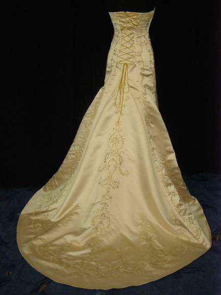 Золотое свадебное (вечернее) платье со шлейфом в 