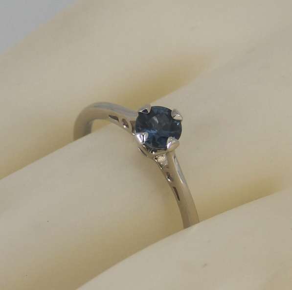 Золотое кольцо с глубоким-синим Сапфиром Ф 5 мм в Москве фото 6