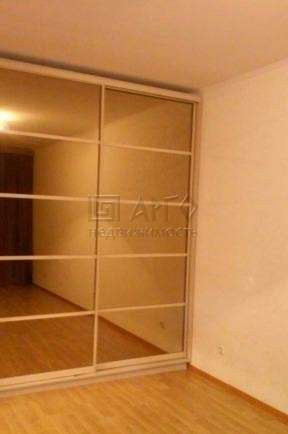 Сдам однокомнатную квартиру в Санкт-Петербурге. Жилая площадь 38 кв.м. Этаж 5. Есть балкон.