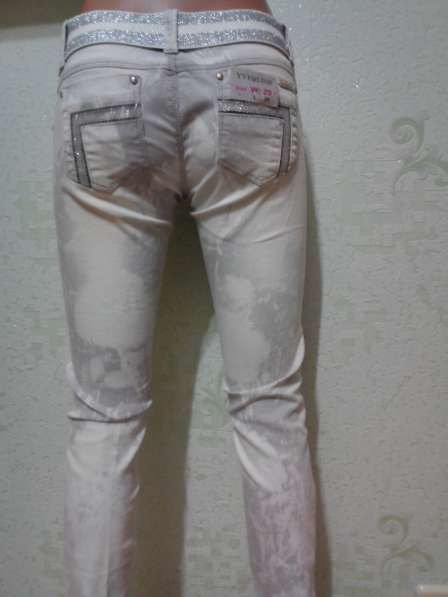 Sаle75% Нарядные, светлые джинсы с поясом, вышивка28р. Новые в фото 3