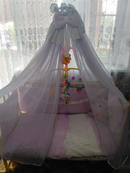 Детская кроватка кремового цвета