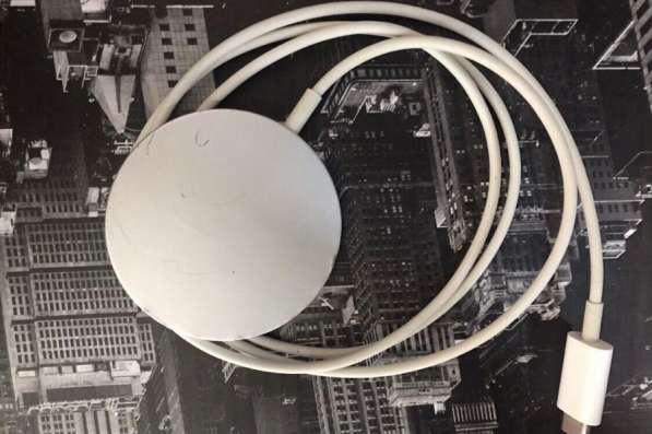 Беспроводное зарядное устройство Apple MagSafe Charger белый в Омске