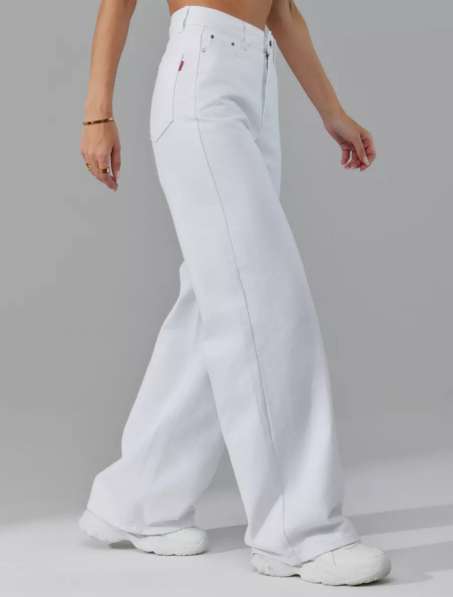 Продам джинсы трубы белые