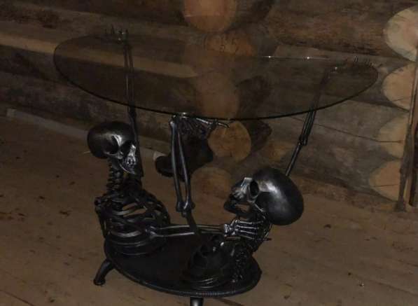 Стол со скелетами в Москве