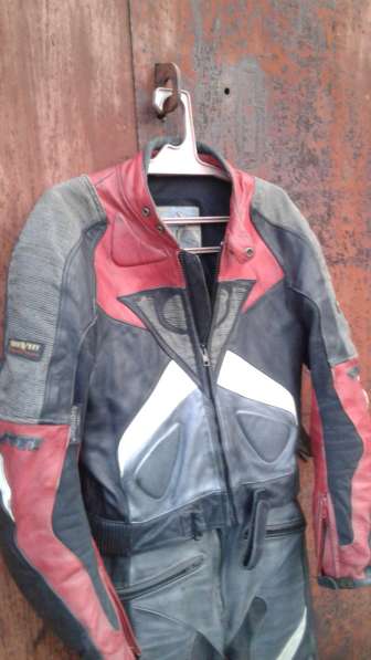 Мотформа кожа, размер 50-52,штаны, куртка, есть потёртости в Рязани фото 3