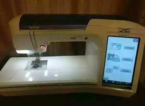 Швейно - вышивальная машина