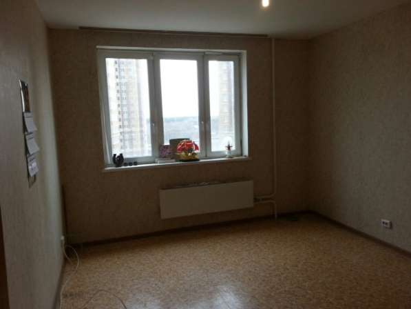 Продам однокомнатную квартиру в Подольске. Жилая площадь 38 кв.м. Дом монолитный. Есть балкон.