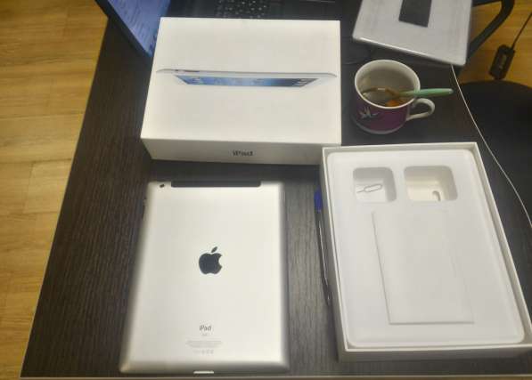 Apple iPad 2 64Gb WiFi + 3G (белый) в Москве