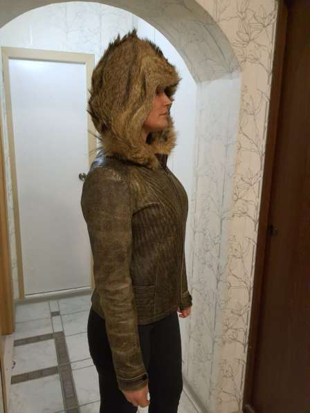 Кожаная демисезонная куртка с капюшоном из меха волка в Москве фото 6