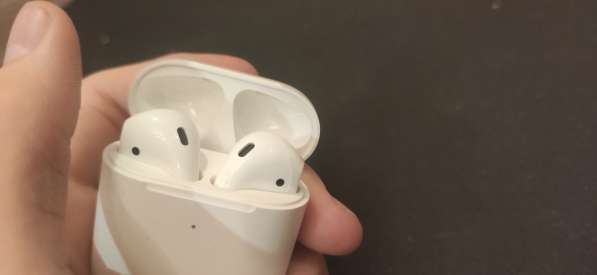 AirPods 2 с беспроводной зарядкой