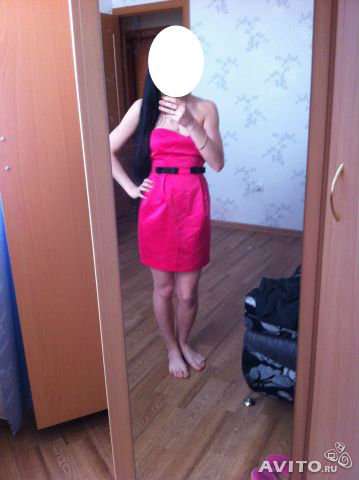 Продам атласное платье цвета фуксия в Омске