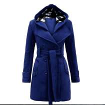 Яркое синее пальто с капюшоном и поясом новое, в Калининграде