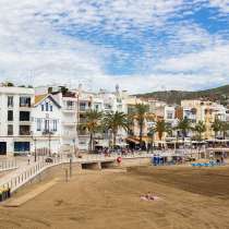 Уникальное здание, на первой линии от моря, в городе Ситжес, в Санкт-Петербурге