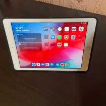 Продам Apple IPad 2018 32gb WI-FI SILVER, в Санкт-Петербурге