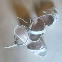 Sandales à talons hauts ouverts, в г.Gournay-sur-Marne