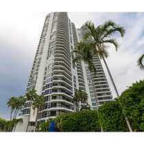Большая угловая квартира в кондоминиуме Mystic Pointe, в г.Майами