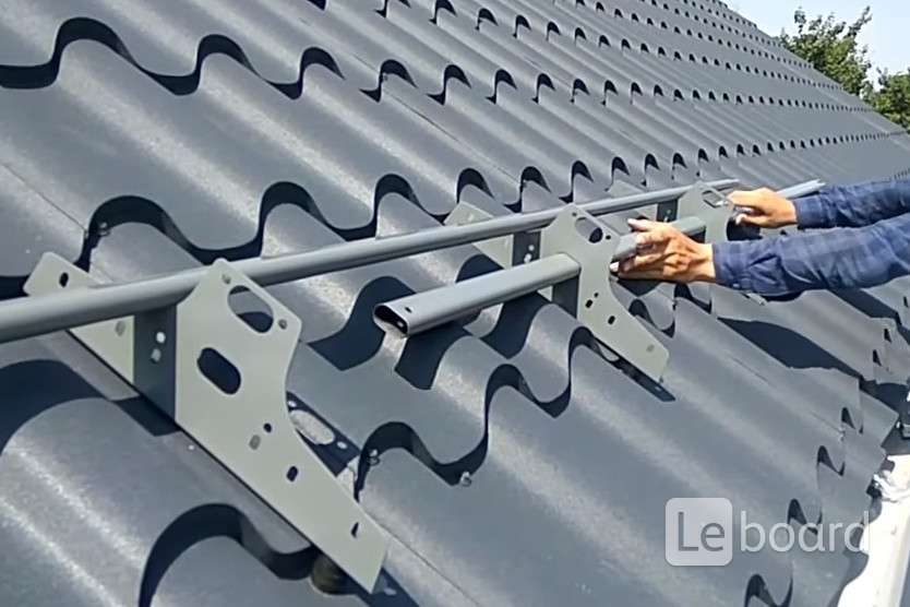 Снегозадержатели для цементно песчаной черепицы. Снегозадержатели на крышу. Снегозадержатель трехтрубчатый. Снегозадержатели для ондулина. Снегозадержатель сзт-h150x3000.